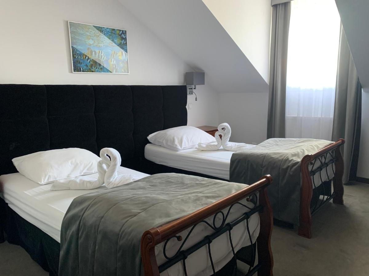 Hotel Kameleon Tarnobrzeg Esterno foto