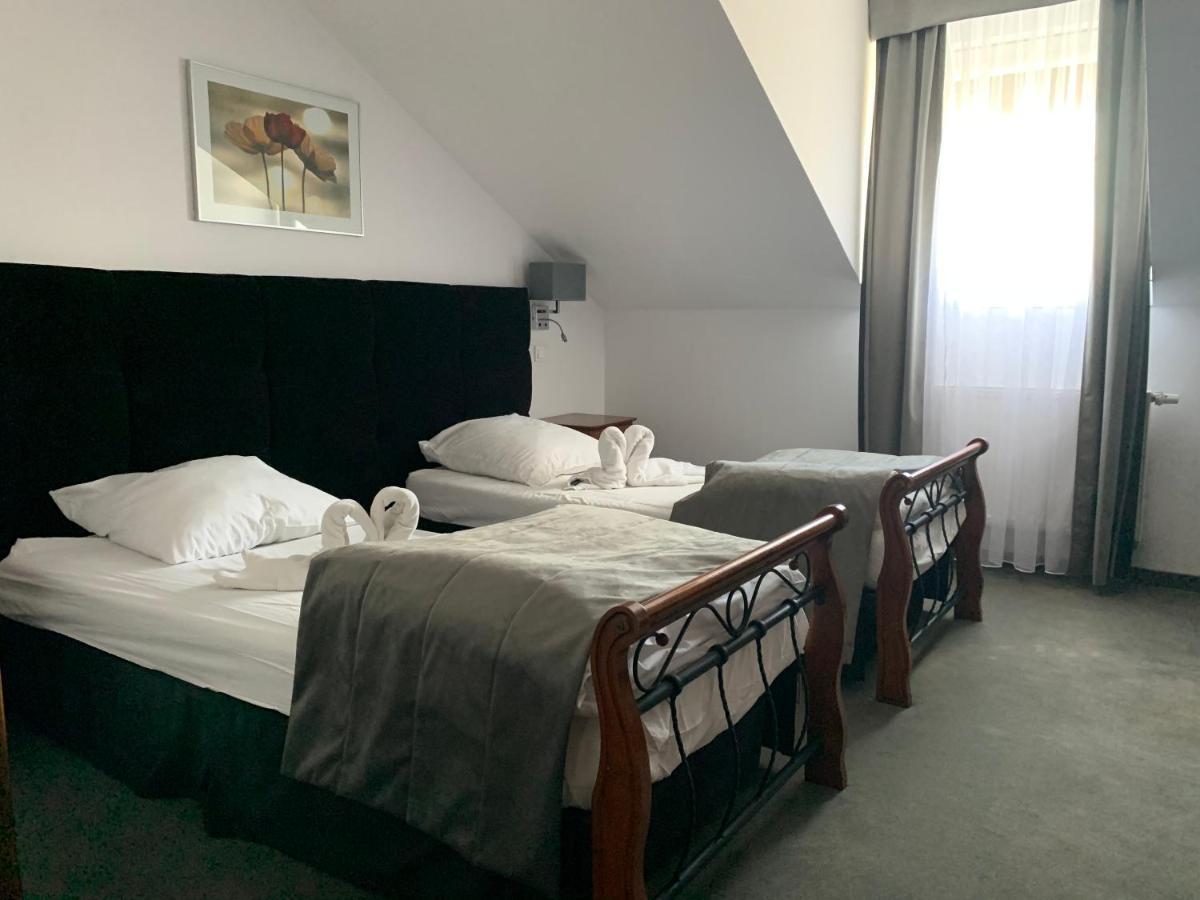 Hotel Kameleon Tarnobrzeg Esterno foto