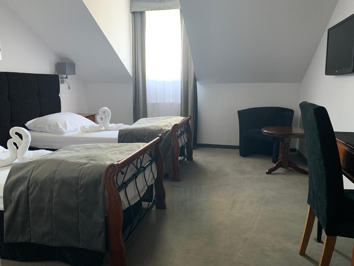 Hotel Kameleon Tarnobrzeg Esterno foto