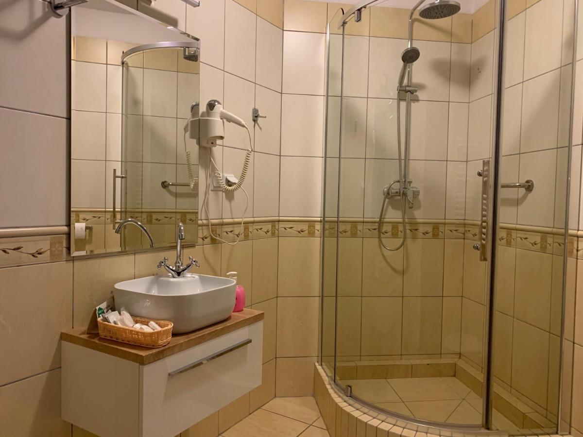Hotel Kameleon Tarnobrzeg Esterno foto
