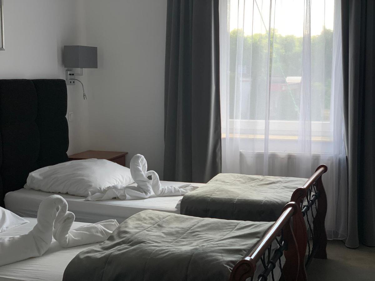Hotel Kameleon Tarnobrzeg Esterno foto