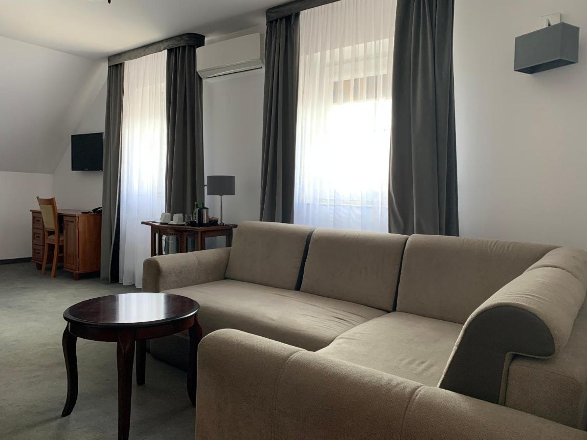 Hotel Kameleon Tarnobrzeg Esterno foto