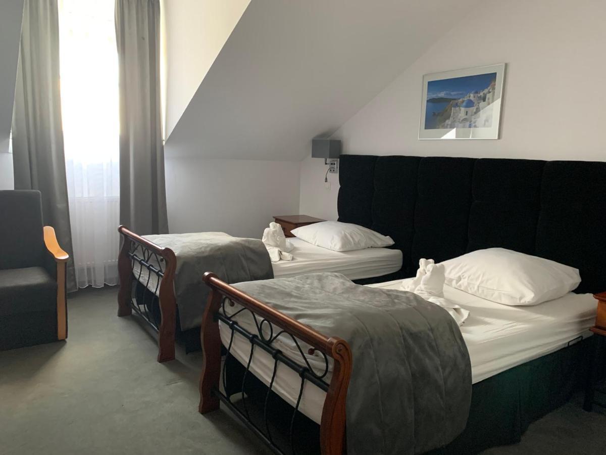 Hotel Kameleon Tarnobrzeg Esterno foto