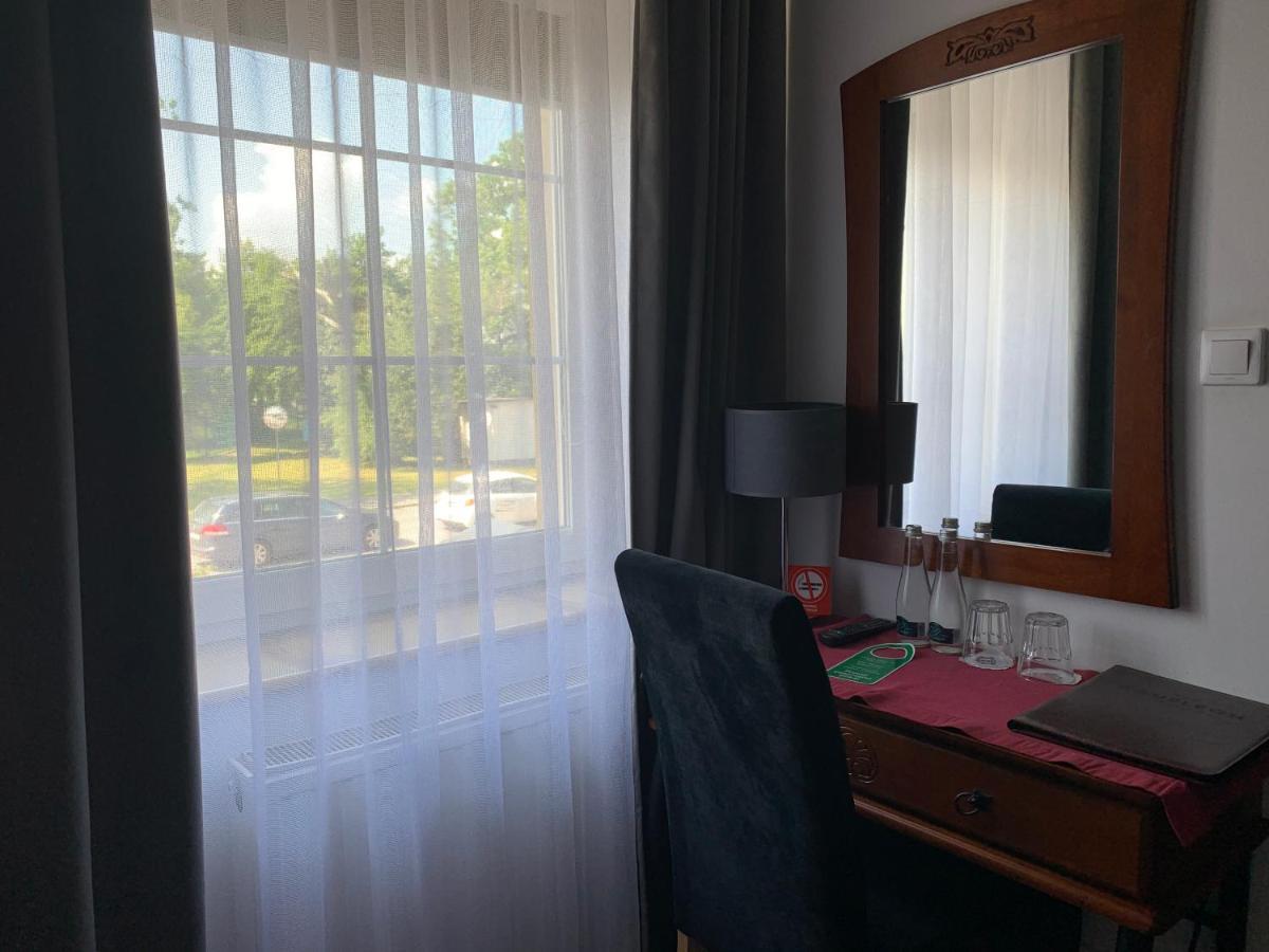 Hotel Kameleon Tarnobrzeg Esterno foto