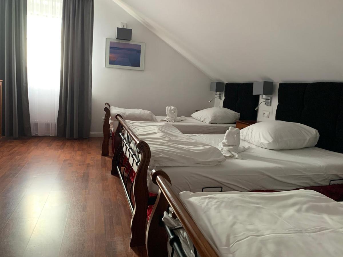 Hotel Kameleon Tarnobrzeg Esterno foto
